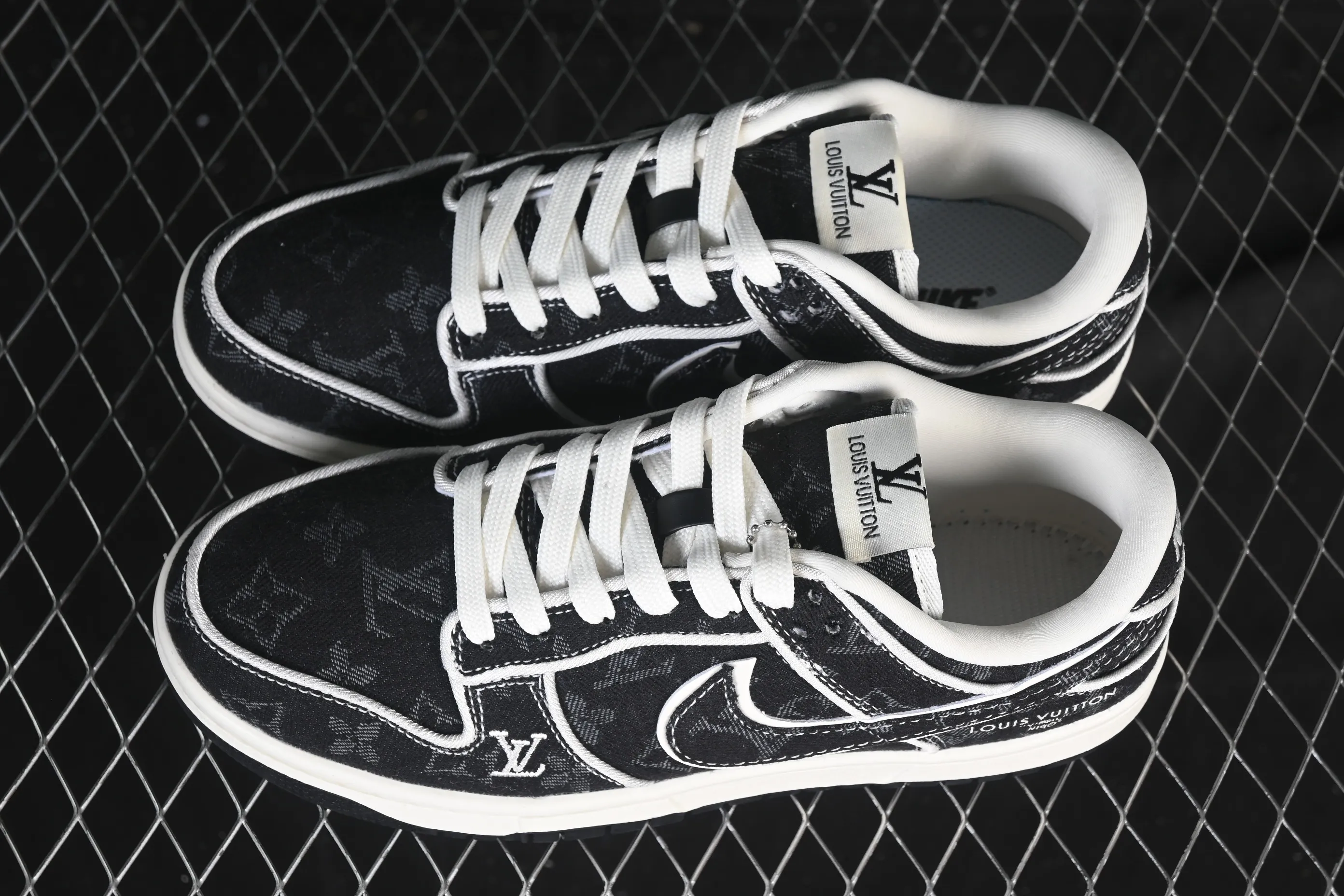 All categories Nk SB Dunk Series Nk SB Dunk Low High-end customized low-top sneakers Nike SB Dunk Low LV co-branded white and dark black denim High-end customized low-top casual sneakers SC0601-467